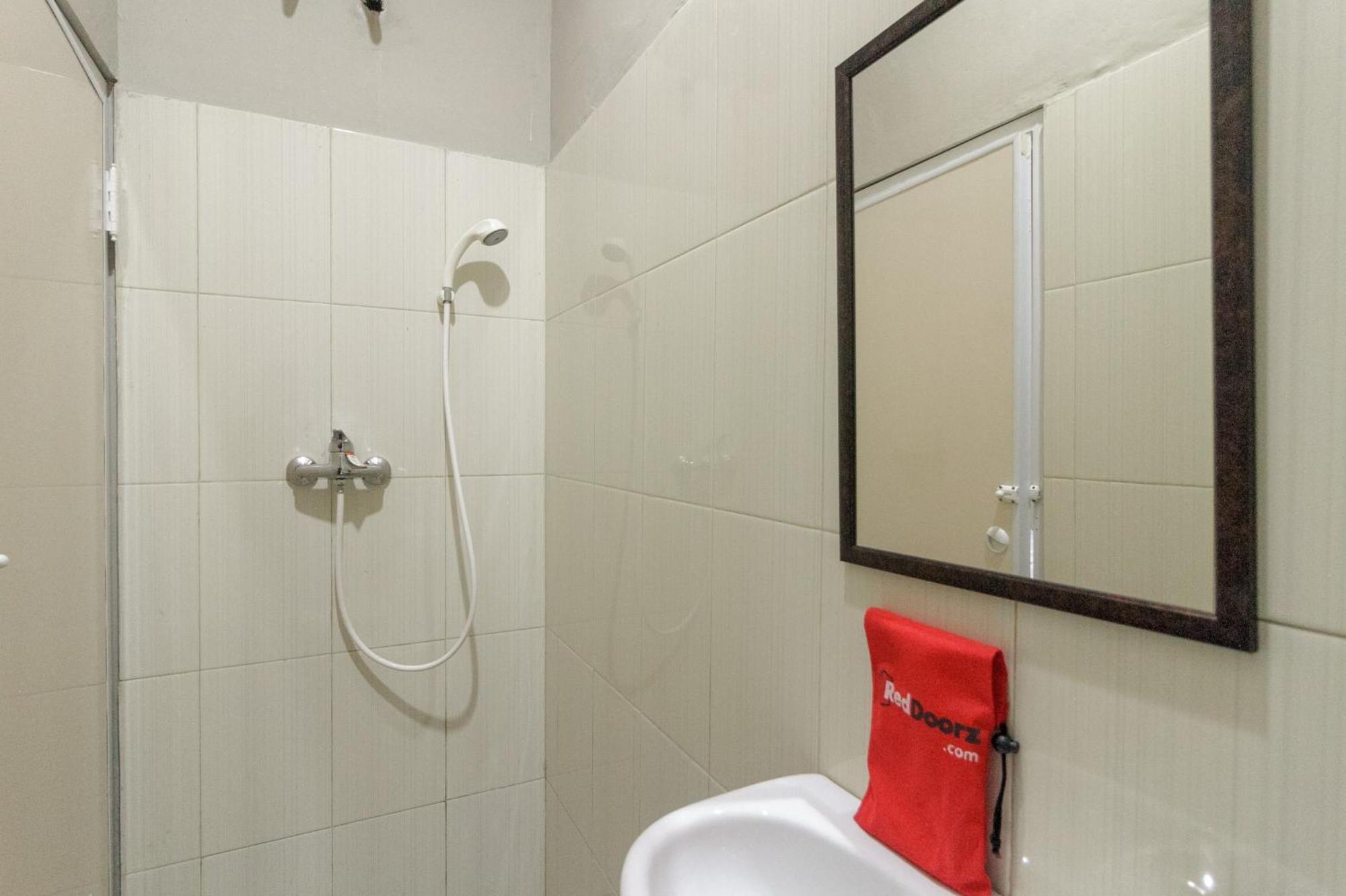 Reddoorz Near Puri Indah Mall Jacarta Exterior foto